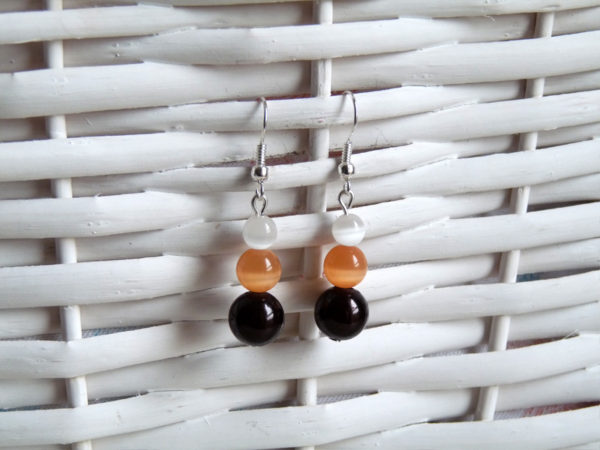 Trio de perles, avec une perle Magique marron, et des perles Oeil de chat orange et blanche