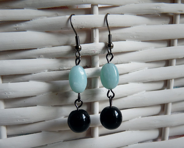 Boucles d'oreille avec des perles angélite et des perles en verre noires