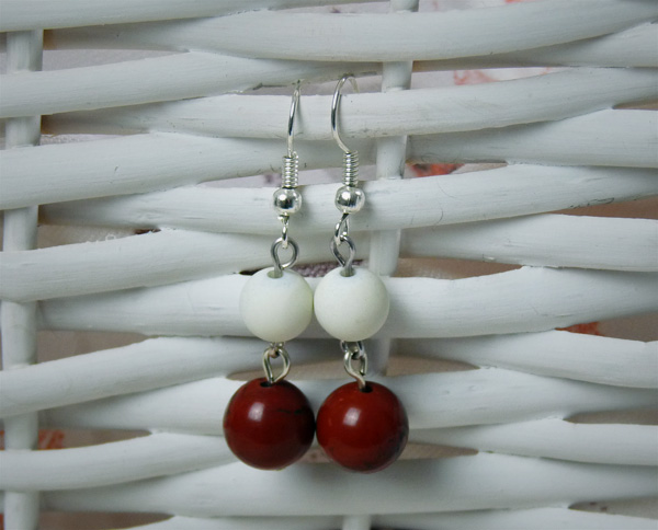 Boucles d'oreille avec des perles satinées blanches et des perles de jaspe rouge