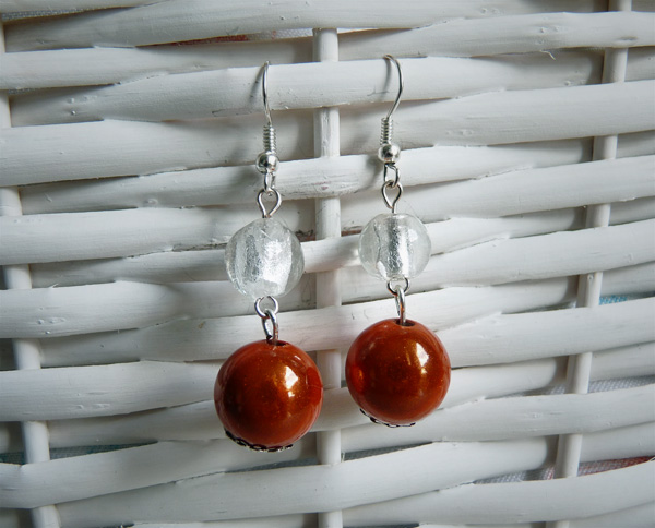 Boucles d'oreille avec des perles en verre blanches et des perles magiques oranges