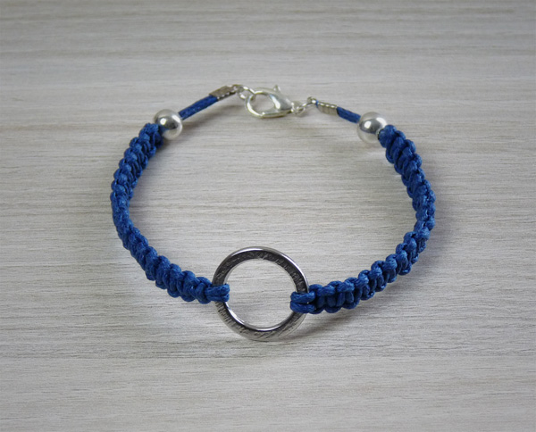 Bracelet bleu muni d'un anneau argenté