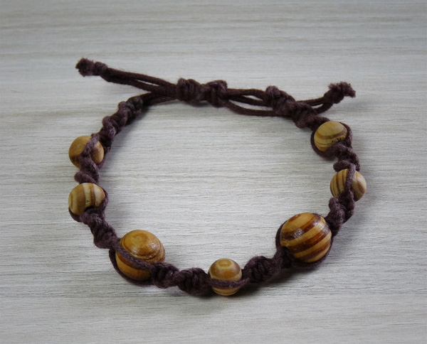 Bracelet marron avec des perles en bois