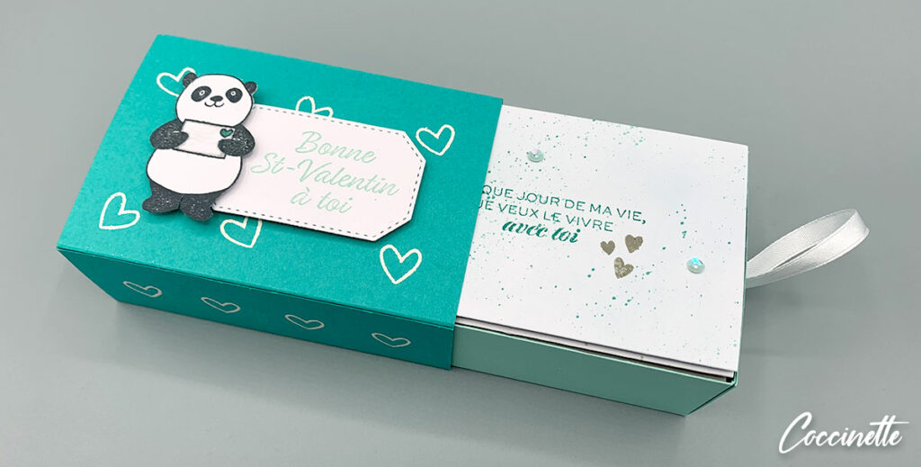 ouverture de la boîte de la Saint Valentin avec le panda amoureux